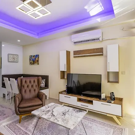 Chic W Patio 5 Min To In Apartment *