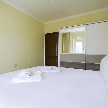 Апартаменты Chic W Patio 5 Min To In
